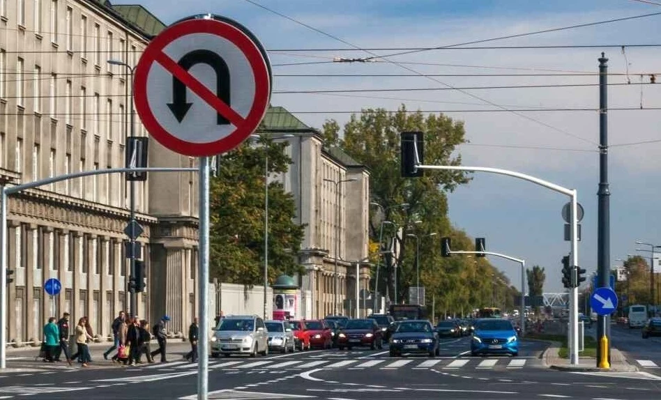 Kto ma pierwszeństwo podczas zawracania na skrzyżowaniu?