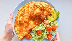 Dietetyczny omlet na śniadanie. Jedz, ile chcesz, a waga i tak nie wzrośnie 