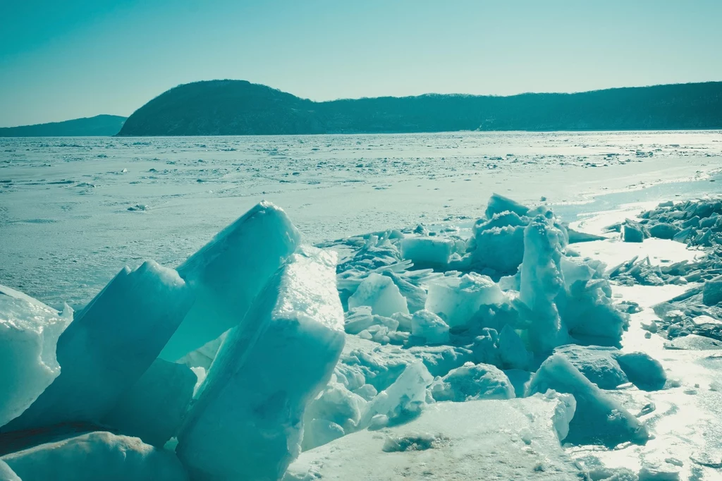 Lód w regionach polarnych zanika w rekordowym tempie. Grupa badaczy zaproponowała kontrowersyjny pomysł na spowolnienie tempa topnienia