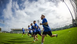 Klęska Lecha w debiucie Mariusza Rumaka. Kuriozalny gol dobił "Kolejorza"