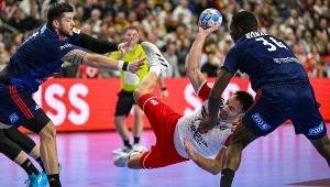 Rozgrywający Industrii Kielce Igor Karačić zepchnięty do parteru przez klubowego kolegę Nicolasa Tournata (z lewej) Tu w meczu Chorwacja - Francja