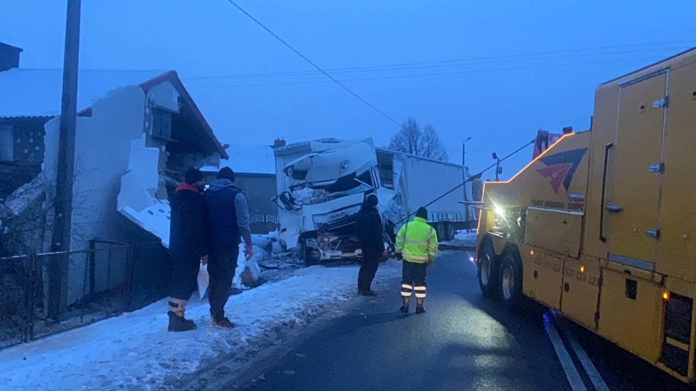 Jedna z ciężarówek wjechała w budynek mieszkalny Jedna z ciężarówek wjechała w budynek mieszkalny