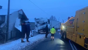 Jedna z ciężarówek wjechała w budynek mieszkalny