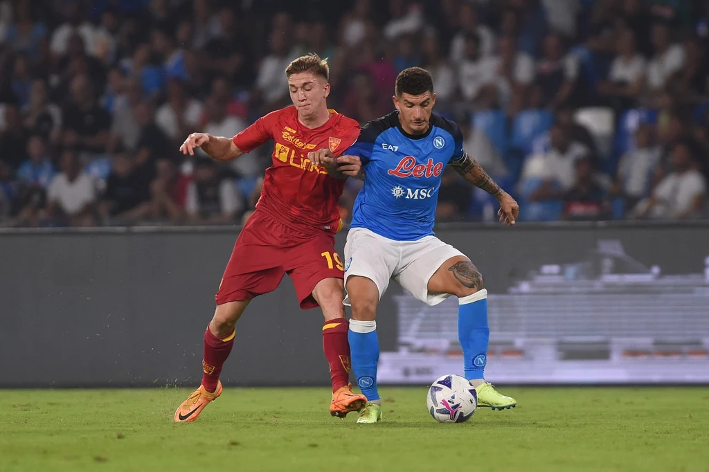 Marcin Listkowski (z lewej) tu w barwach US Lecce w walce o piłkę z Giovannim Di Lorenzo z SSC Napoli Marcin Listkowski (z lewej) tu w barwach US Lecce w walce o piłkę z Giovannim Di Lorenzo z SSC Napoli