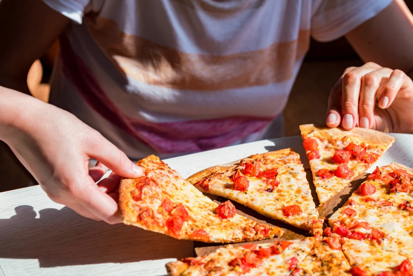 Sposób jedzenia pizzy ukazuje typ osobowości, który posiadasz. 