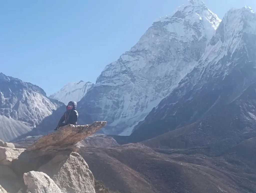 Zara Šifra w Himalajach. Czteroletnia dziewczynka jest najmłodszą kobietą, która dotarła do bazy pod Mount Everest