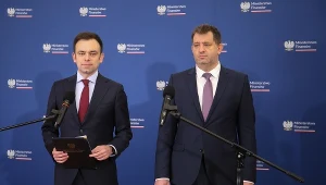 Minister finansów Andrzej Domański (L) i sekretarz stanu w MF, szef Krajowej Administracji Skarbowej Marcin Łoboda 