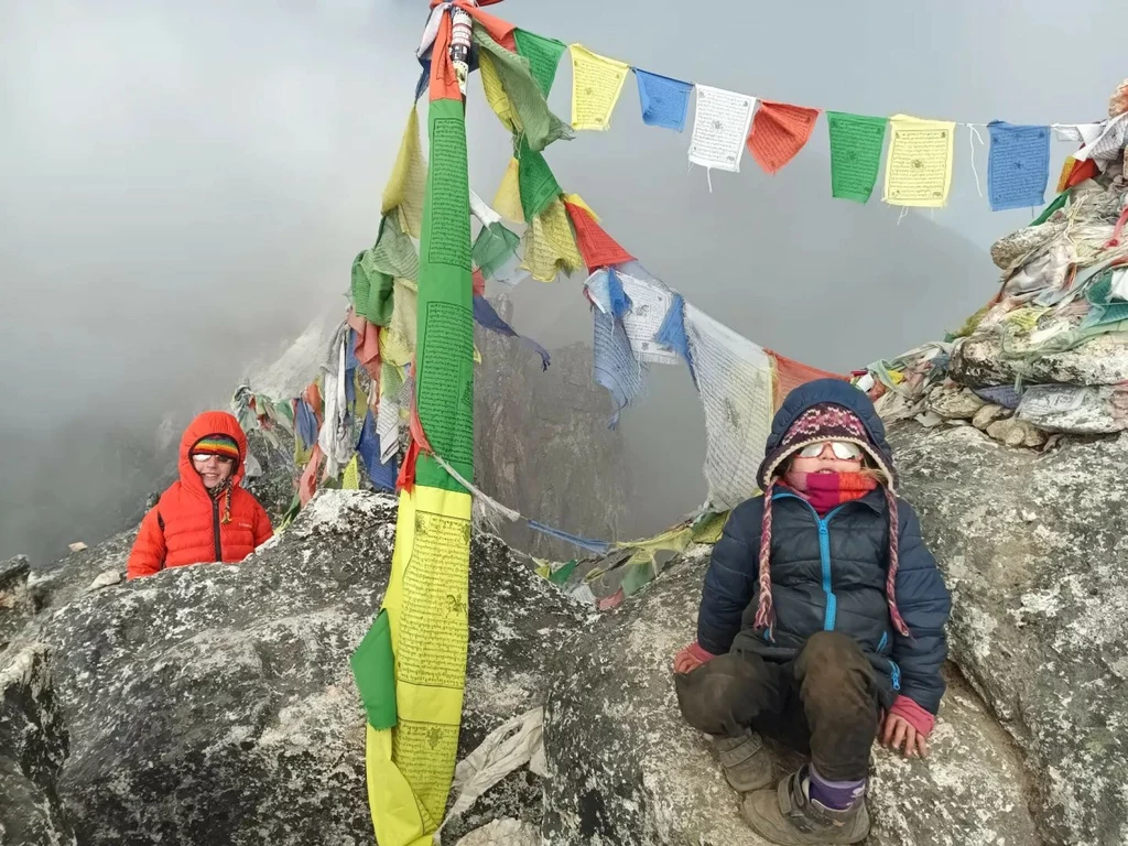 Młoda Zara pod Mount Everestem