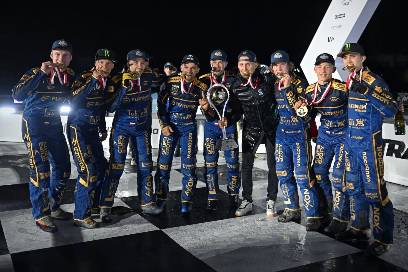 Złota drużyna Motoru Lublin z medalami za sezon 2023.