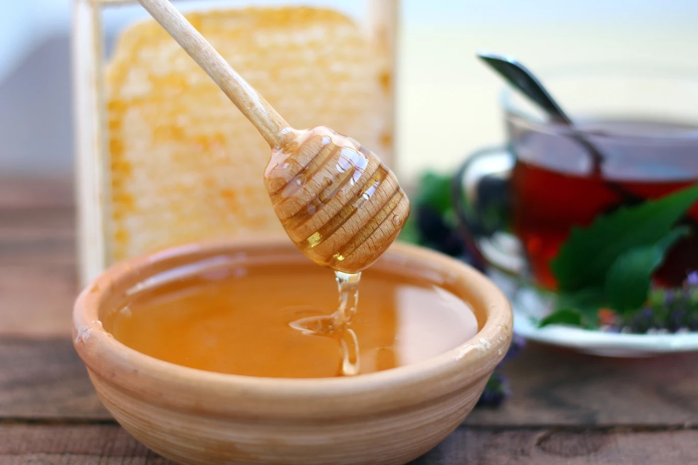 Miód stosujemy jako dodatek do herbaty. Możemy także użyć go jako w formie maseczki. 