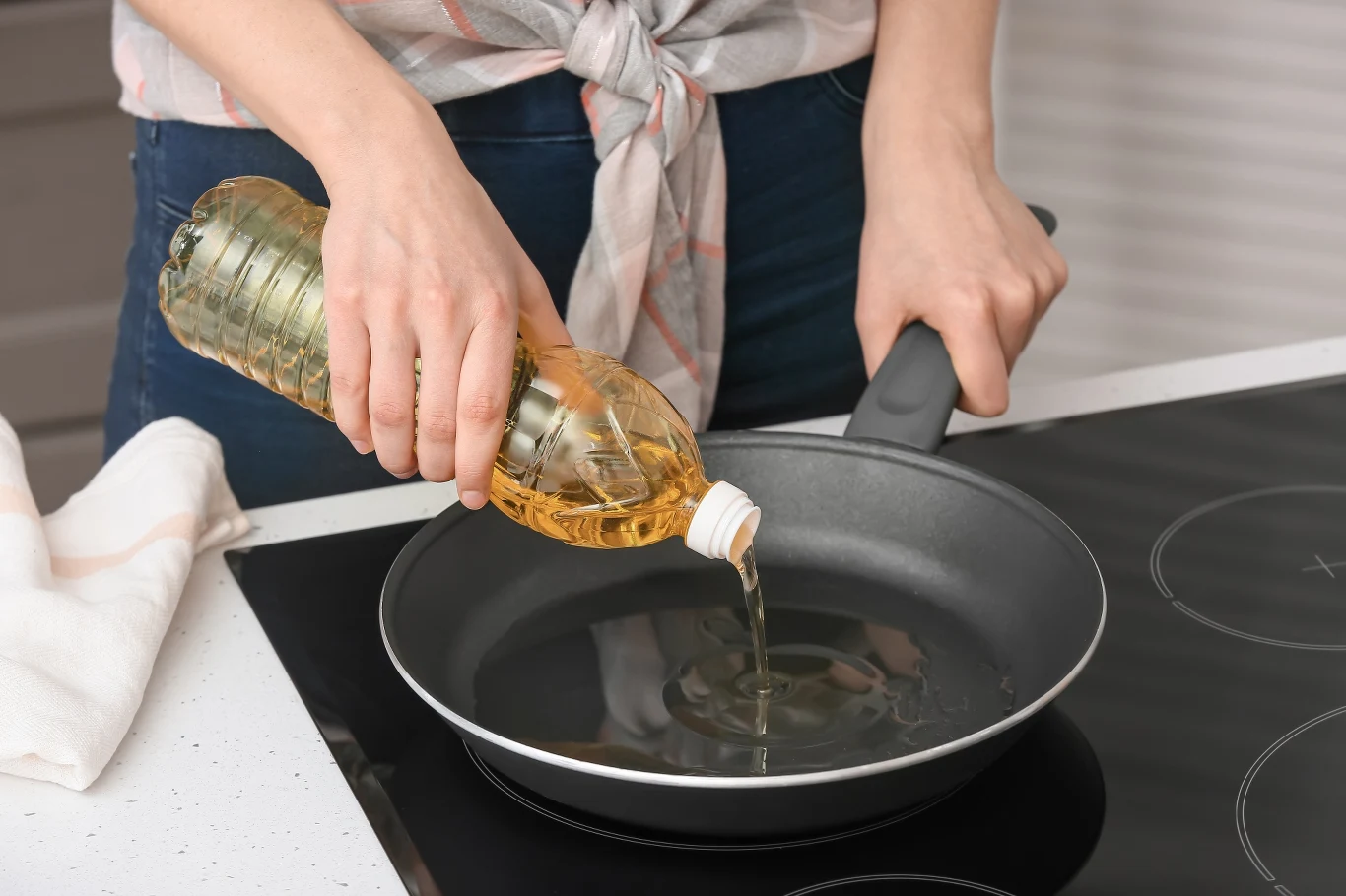 Istnieje kilka sposobów, co zrobić ze zużytym olejem. Gdzie wyrzucić tłuszcz z patelni?