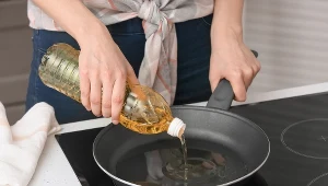 Polacy wlewają go na patelnię litrami. Nie wiedzą, że nie nadaje się do smażenia