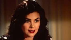 Sherilyn Fenn w filmie "Fatalny instynkt" z 1993 roku.
