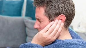 Uczucie zatkanego ucha może być wywołane infekcją. Ból wymaga konsultacji z laryngologiem