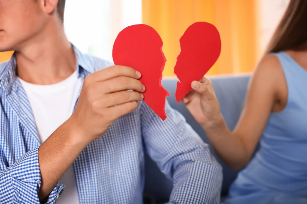 Rozpad małżeństwa to dopiero początek. Równie dużym problemem często okazuje się podział majątku. Ile "kosztuje" rozwód? Opłaty sądowe w 2024 roku