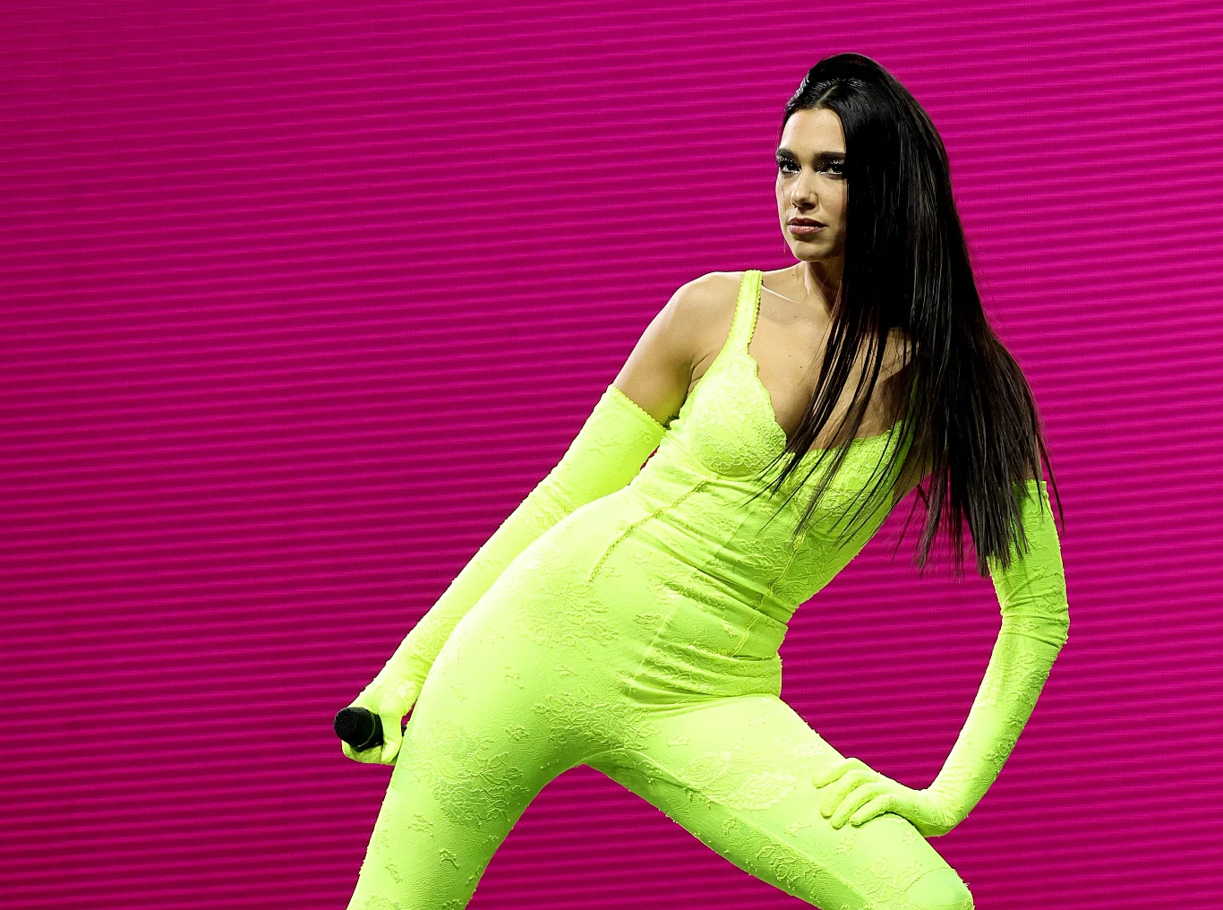 Dua Lipa szczerze opowiedziała o swoim stosunku do fanów, kpinach na jej temat oraz o pracy nad nową płytą Dua Lipa szczerze opowiedziała o swoim stosunku do fanów, kpinach na jej temat oraz o pracy nad nową płytą