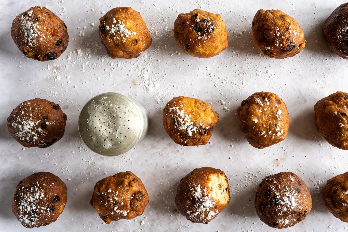 Swój wyjątkowy smak Oliebollen zawdzięczają rodzynkom i jabłkom