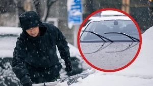 Włóż wieczorem pod wycieraczki samochodowe, a nie przymarzną do szyby. Rano oszczędzisz dużo czasu