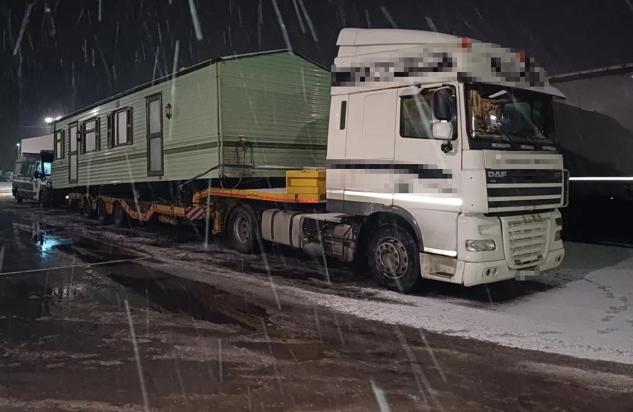 Przewożony ładunek był zbyt szeroki, by ciężarówka zmieściła się przez zwykłe bramki autostradowe.