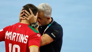 Trener Portugalii Paulo Pereira motywuje Miguel Martinsa. Jego zespół znów zagrał świetne spotkanie