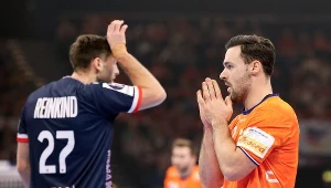 Holandia i Norwegia walczyły o... pierwszy punkt w drugiej fazie ME. Na zdjęciu: Dani Baijens, tyłem Harald Reinkind