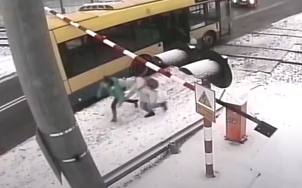 Autobus utknął na przejeździe, pasażerowie salwowali się ucieczką