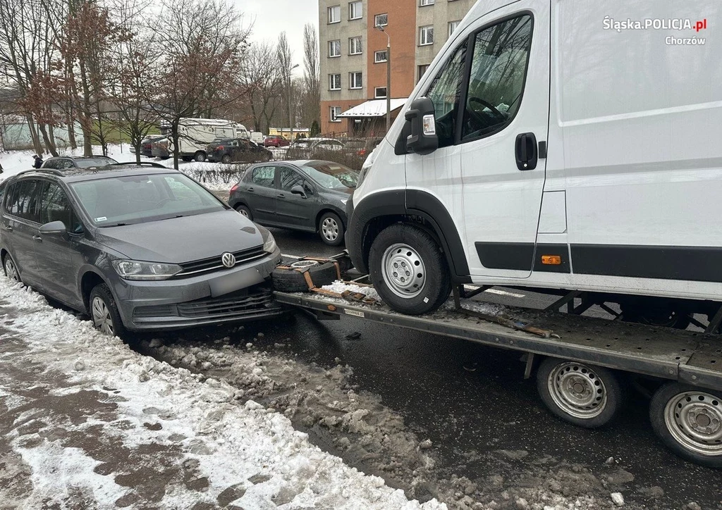 Odłączona przyczepa uderzyła w zaparkowane auto