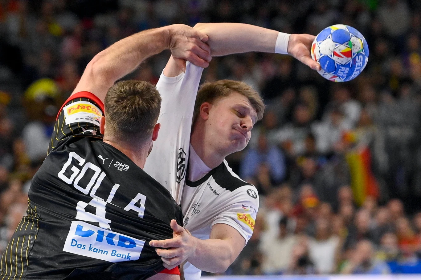 Lukas Hutecek mija Johannesa Gollę Lukas Hutecek mija Johannesa Gollę