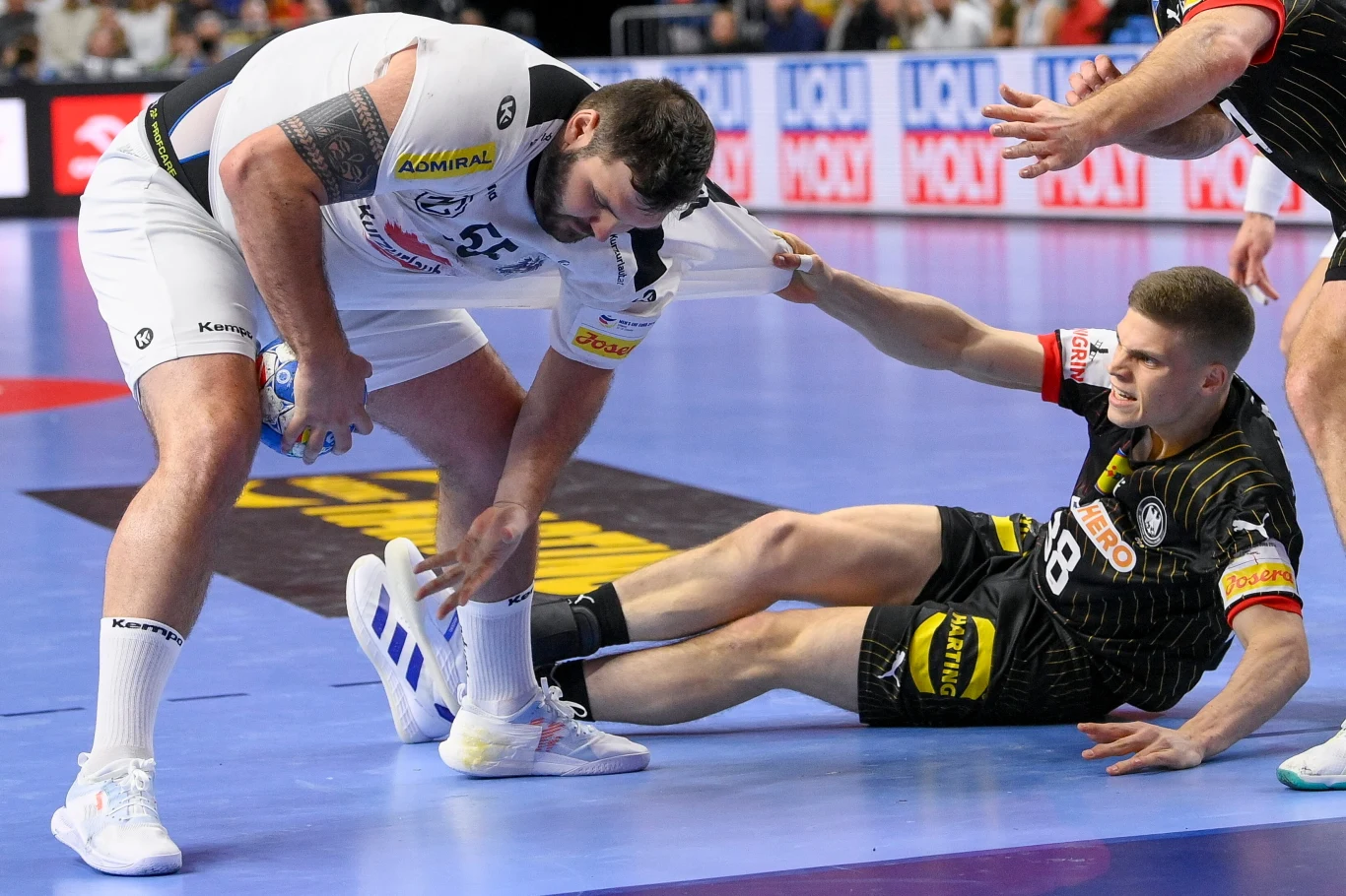 Martin Hanne ściąga za koszulkę Tobiasa Wagnera Martin Hanne ściąga za koszulkę Tobiasa Wagnera