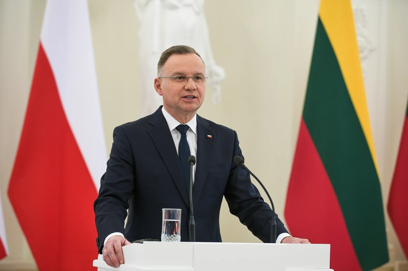 Andrzej Duda w Wilnie. Był pytany o zapowiedzi obejścia prezydenckiego weta Andrzej Duda w Wilnie. Był pytany o zapowiedzi obejścia prezydenckiego weta