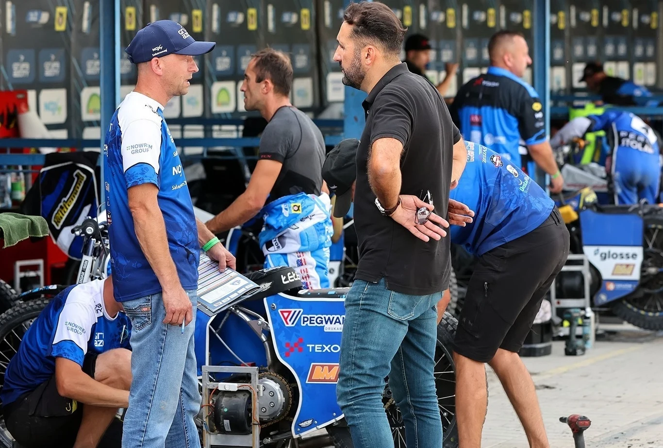 Park maszyn Unii Tarnów. Trener Stanisław Burza i działacz Daniel Bałut. Park maszyn Unii Tarnów. Trener Stanisław Burza i działacz Daniel Bałut.
