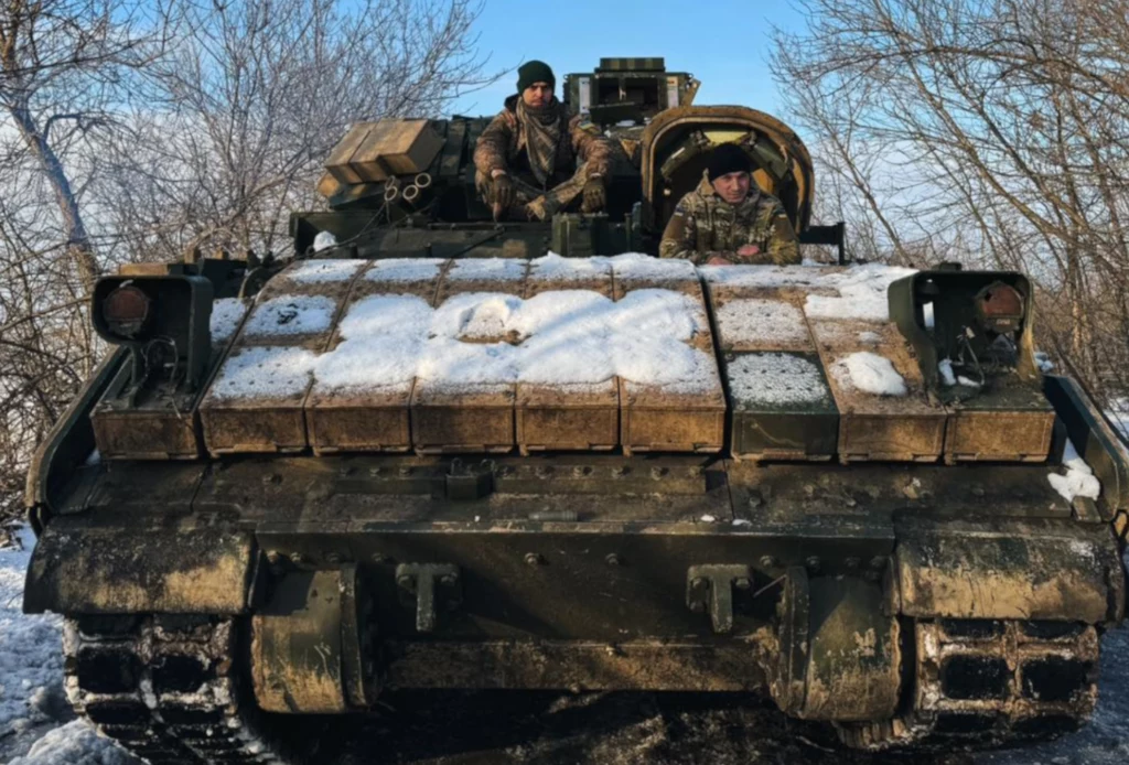 Serhij i Ołeksandr ze swoim wozem M2A2 ODS Bradley, którym pokonali czołg T-90M