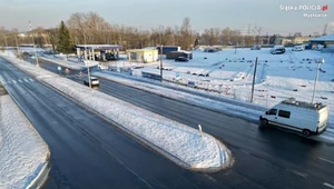 Widzisz białe auto dostawcze niedaleko przejścia dla pieszych? Lepiej uważaj