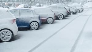 Stłuczka na nieodśnieżonej drodze. Czy należy się mandat kierowcy?