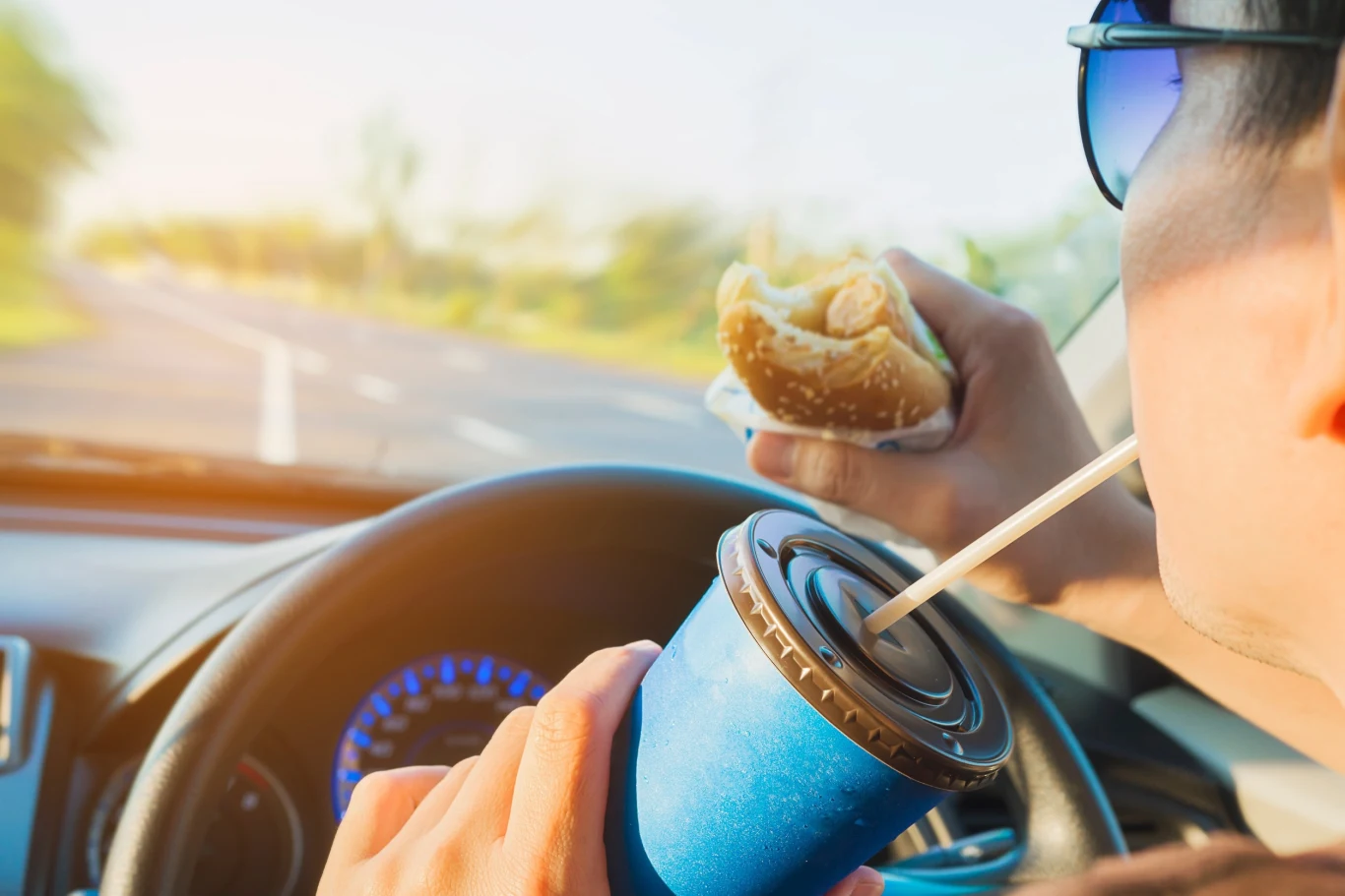 Czy za jedzenie w samochodzie grozi mandat? Czy za jedzenie w samochodzie grozi mandat?