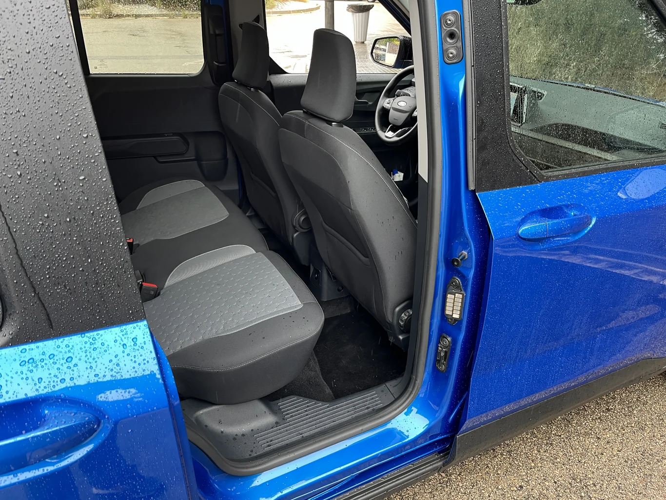 Plusem są duże, przesuwne drzwi boczne, które ułatwiają szybkie zajęcie miejsca lub przypięcie fotelików