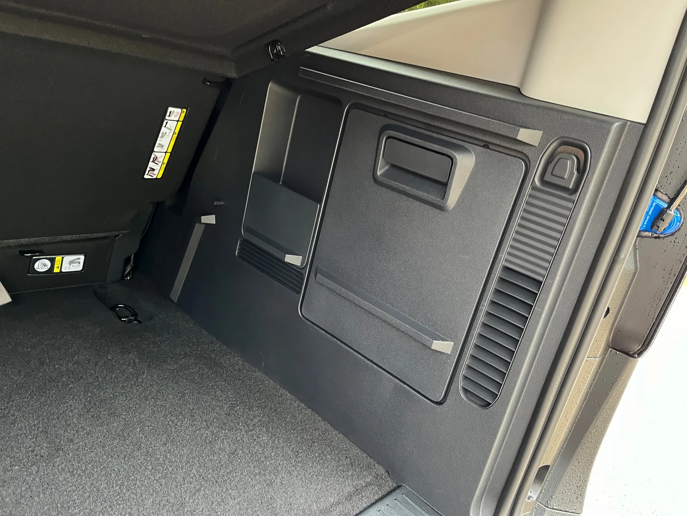 Także na „pace” nie zabrakło schowków i haczyków. 