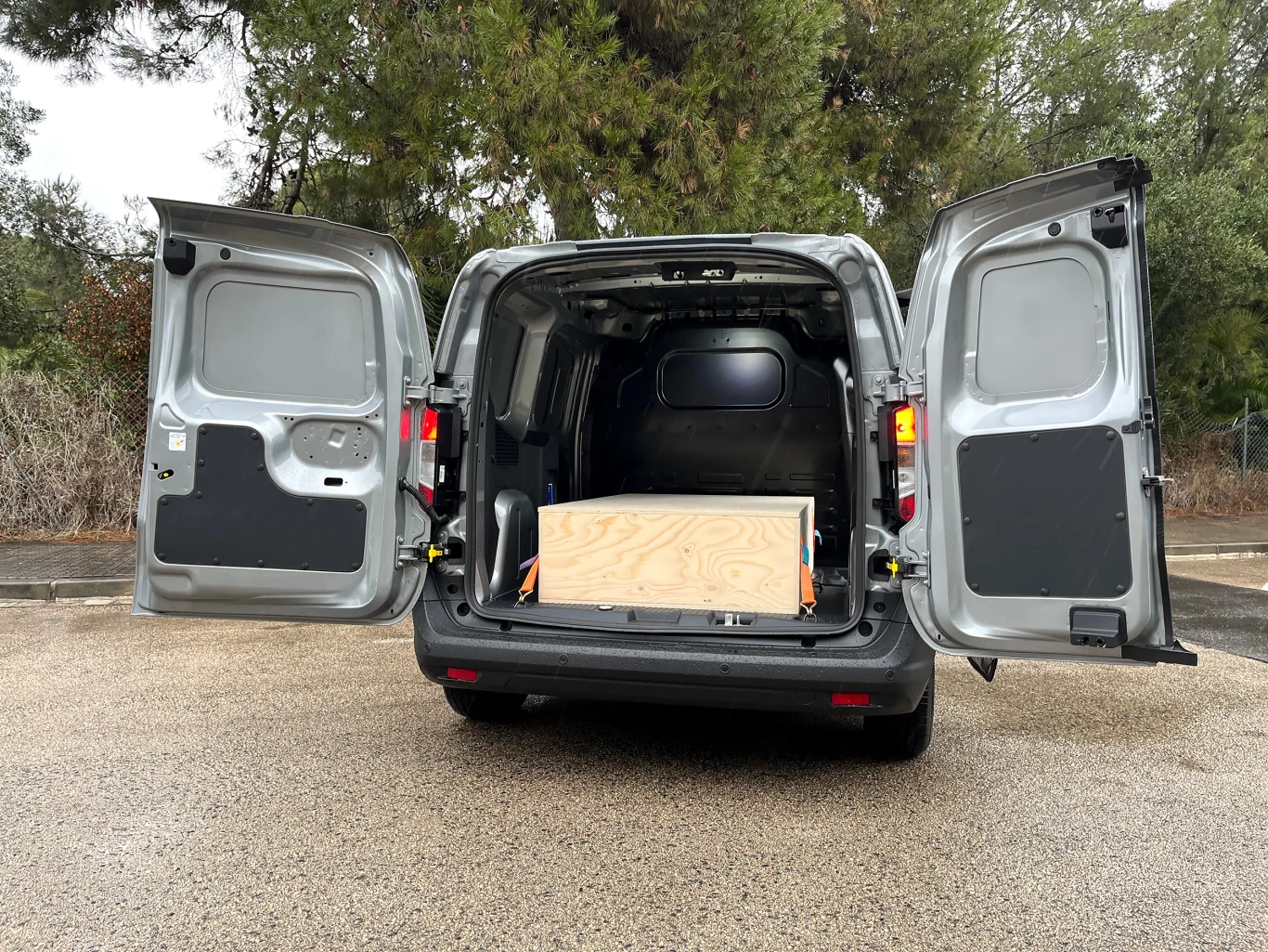 Ford Transit Courier zmieści nawet dwie europalety.