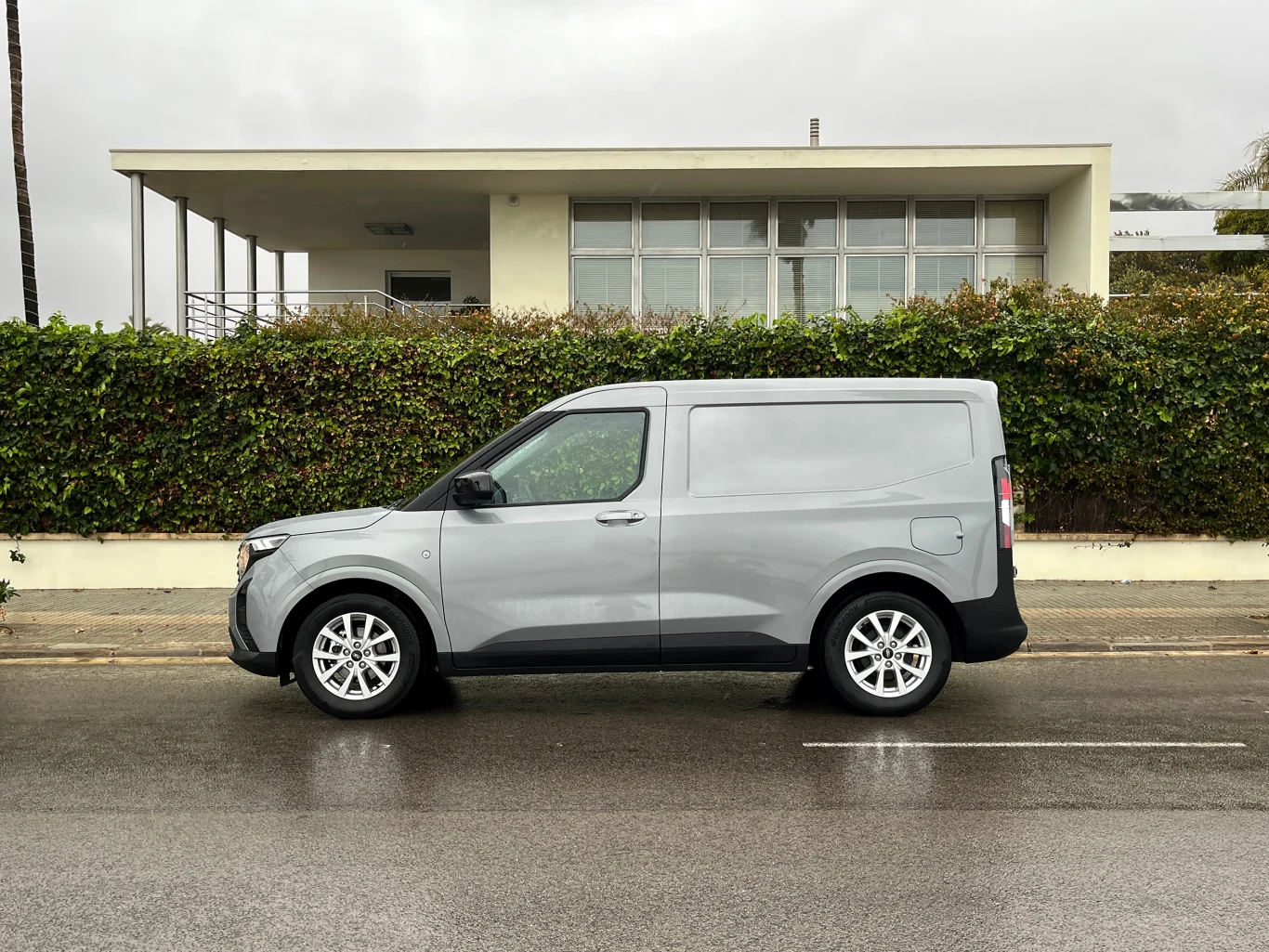 Ceny dostawczego Transita Courier rozpoczynają się od kwoty 81 750 złotych. 