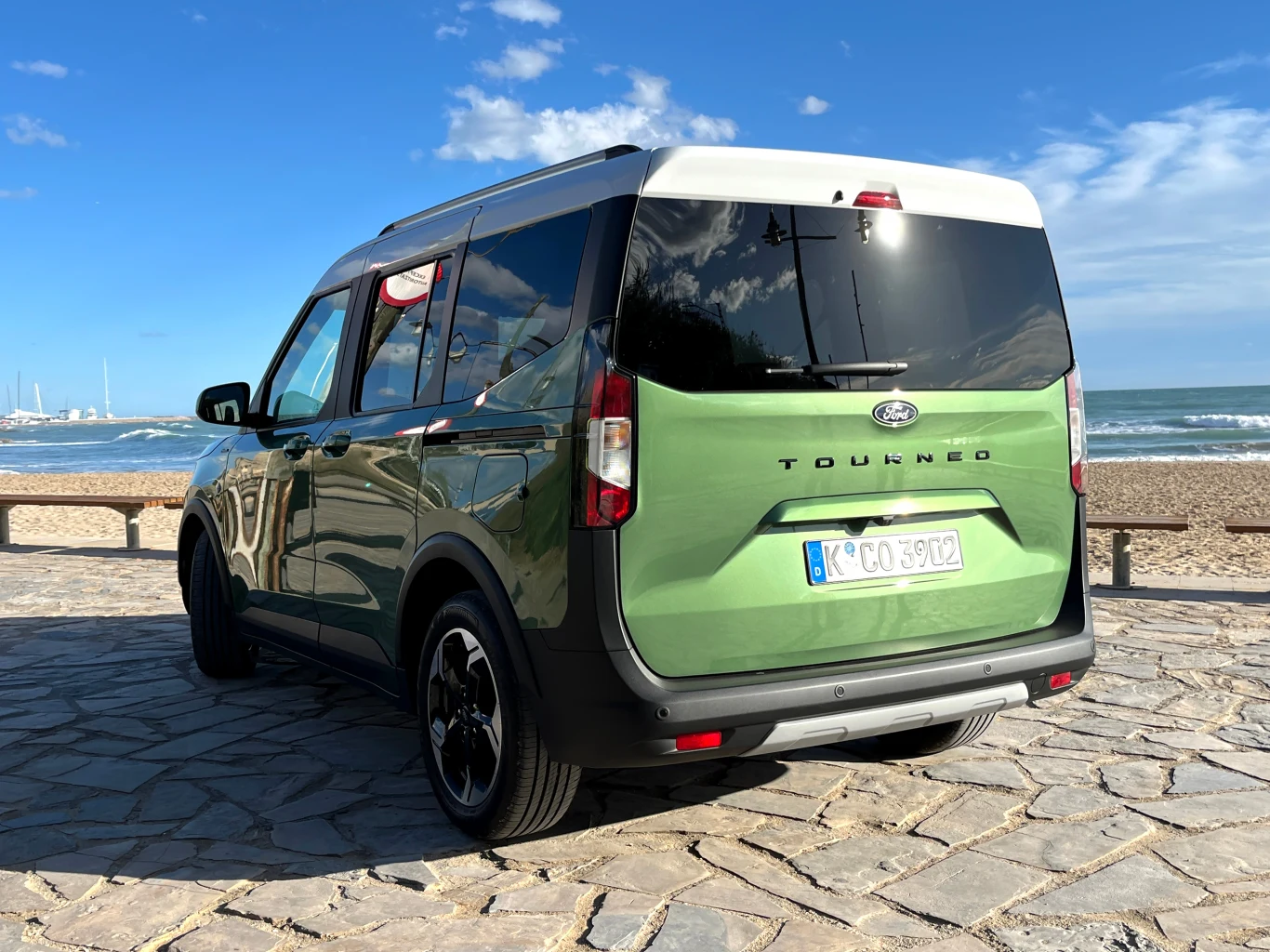 Dwubarwny lakier i plastikowe nakładki na nadkolach to wyróżnik wersji Active 