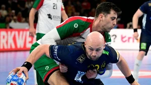 Alexandre Cavalcanti próbuje powstrzymać obrotowego Oscara Bergendahla 