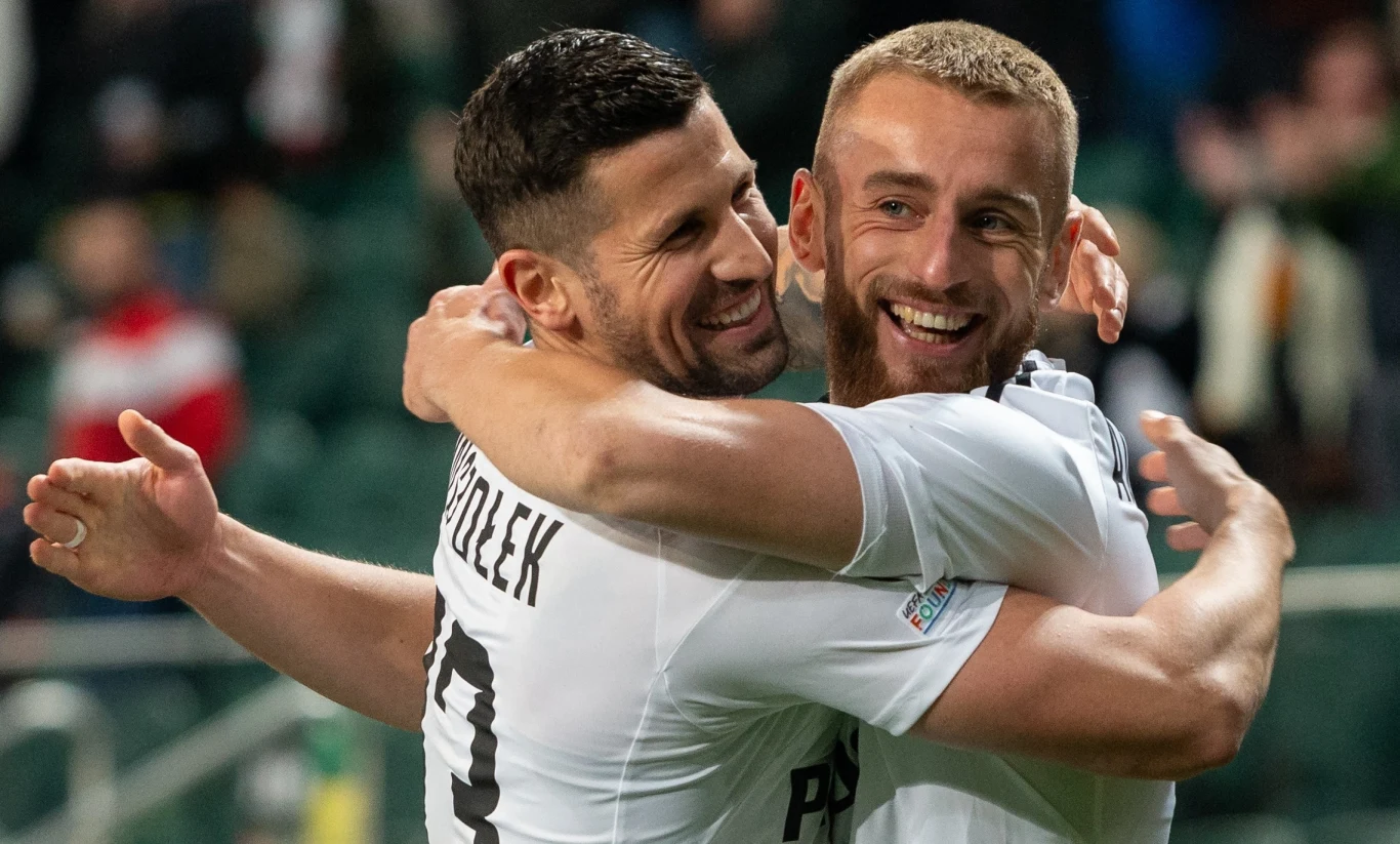 Paweł Wszołek (z lewej, celebruje zdobycie bramki z Rafałem Augustyniakiem) okazał się wielkim sympatykiem Liverpoolu