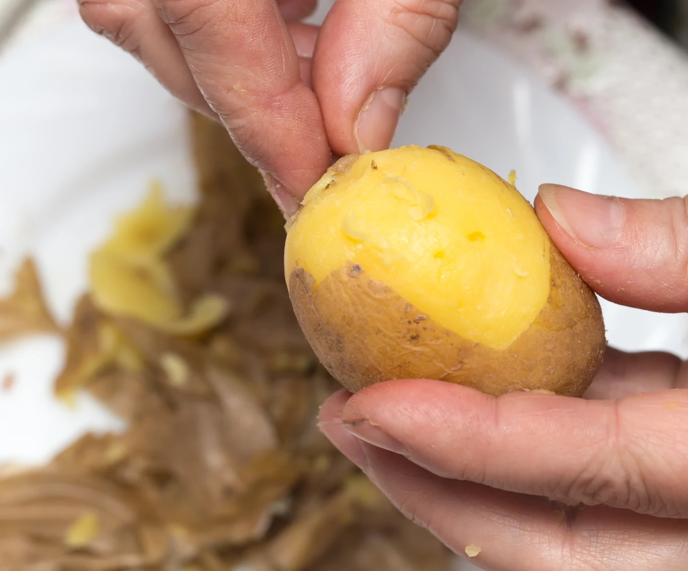 Obierki z ziemniaków możesz zamrozić albo wysuszyć w piekarniku