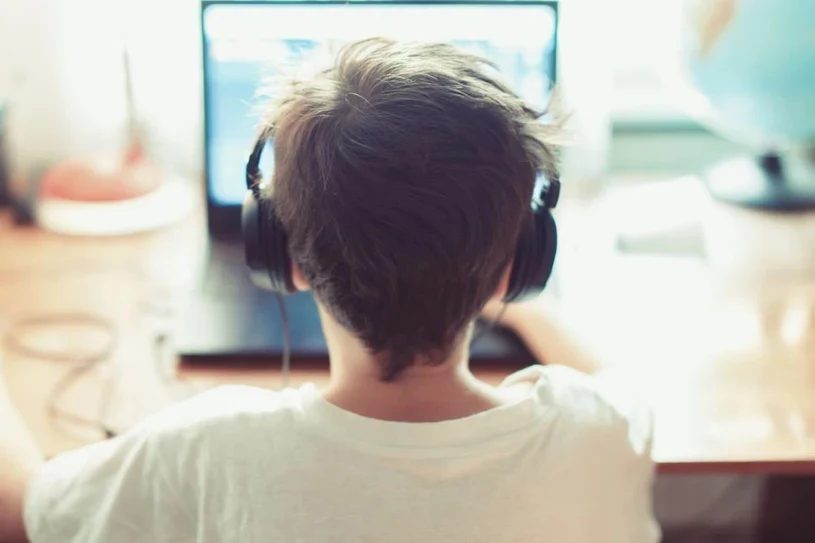 Męska grupa przedstawicieli graczy częściej cierpi na problemy ze słuchem Męska grupa przedstawicieli graczy częściej cierpi na problemy ze słuchem