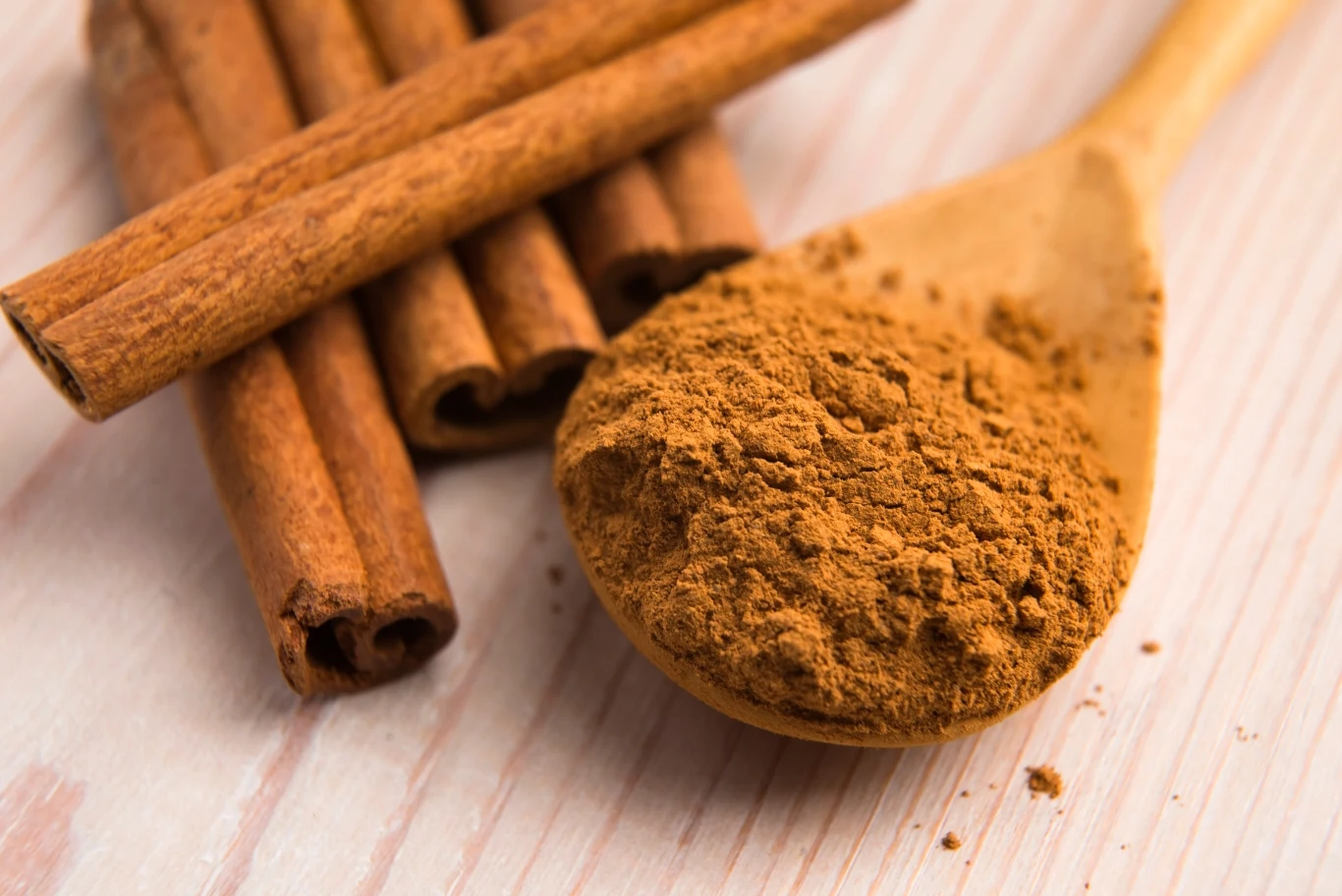 Dodawaj cynamon do wody, mleka i kawy. Znikną boczki, wspomożesz serce i jelita