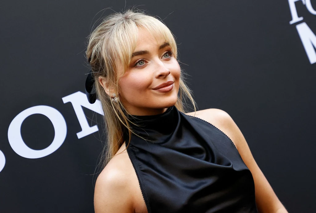 Czym jest nowy trend "coquette hair"? Fryzurę pokochała już Sabrina Carpenter - Styl w INTERIA.PL