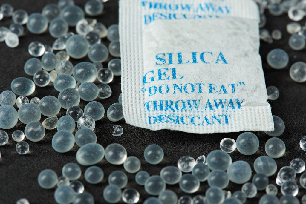 Masz w domu małe saszetki z napisem "Silica Gel Desiccant"? Nie wyrzucaj ich. Mogą się przydać do wielu różnych zastosowań