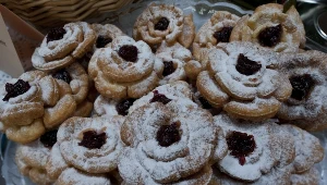 Karnawałowe róże zachwycają smakiem i wyglądem. Są lepsze niż faworki i łatwe do przygotowania