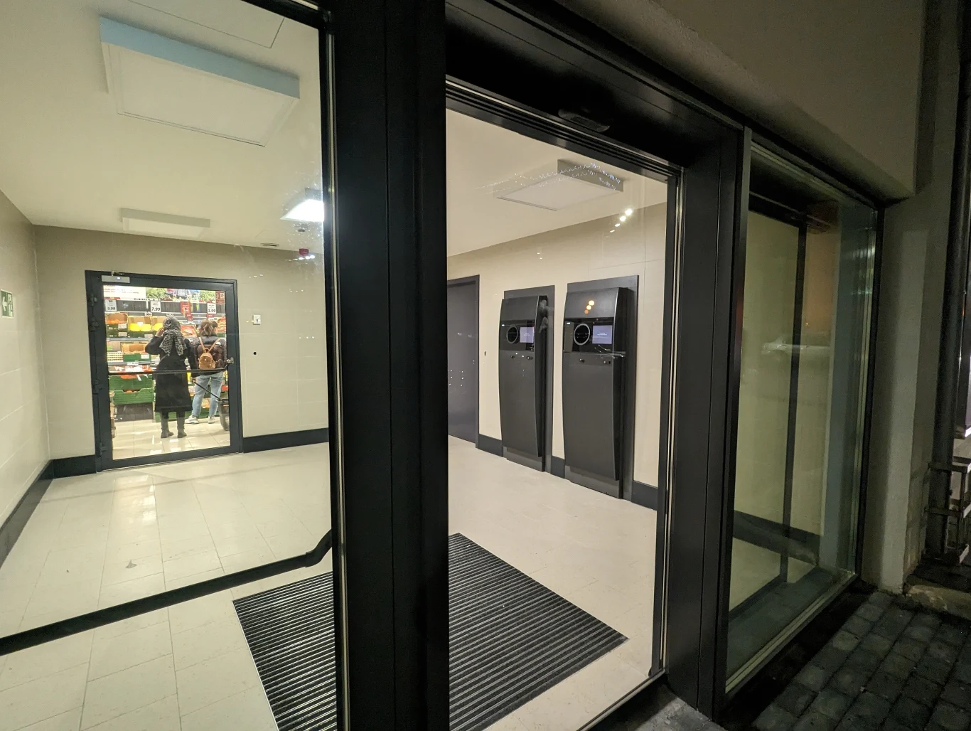 W sklepach sieci Lidl w Polsce testowane są pierwsze recyklomaty. Stoją wewnątrz sklepów lub w specjalnych dobudowanych pomieszczeniach W sklepach sieci Lidl w Polsce testowane są pierwsze recyklomaty. Stoją wewnątrz sklepów lub w specjalnych dobudowanych pomieszczeniach