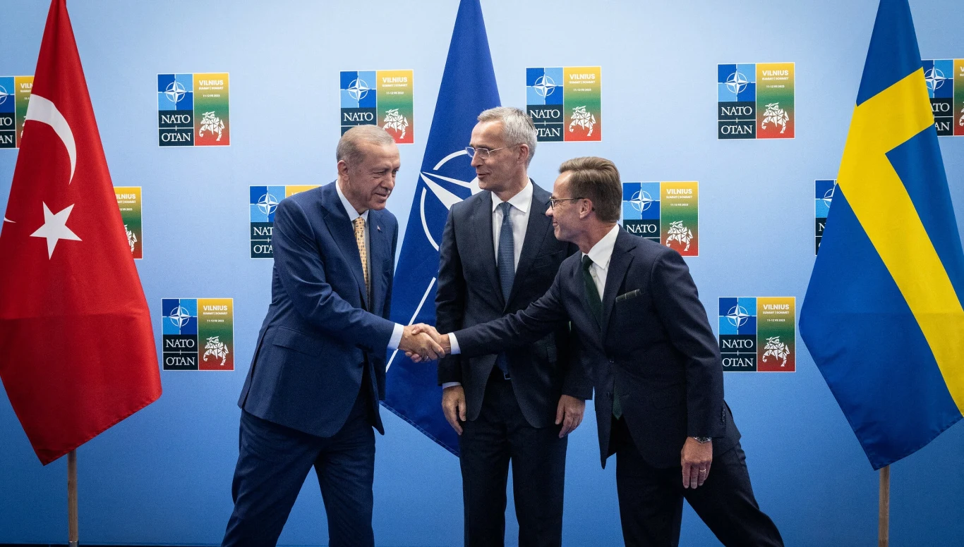 Prezydent Turcji Recep Tayyip Erdogan wita się ze szwedzkim premierem Ulfa Kristerssona. W środku szef NATO Jens Stoltenberg Prezydent Turcji Recep Tayyip Erdogan wita się ze szwedzkim premierem Ulfa Kristerssona. W środku szef NATO Jens Stoltenberg